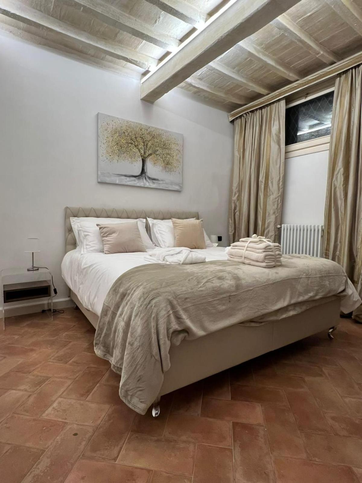 Elegant In Santo Spirito's Heart Apartment Florenz