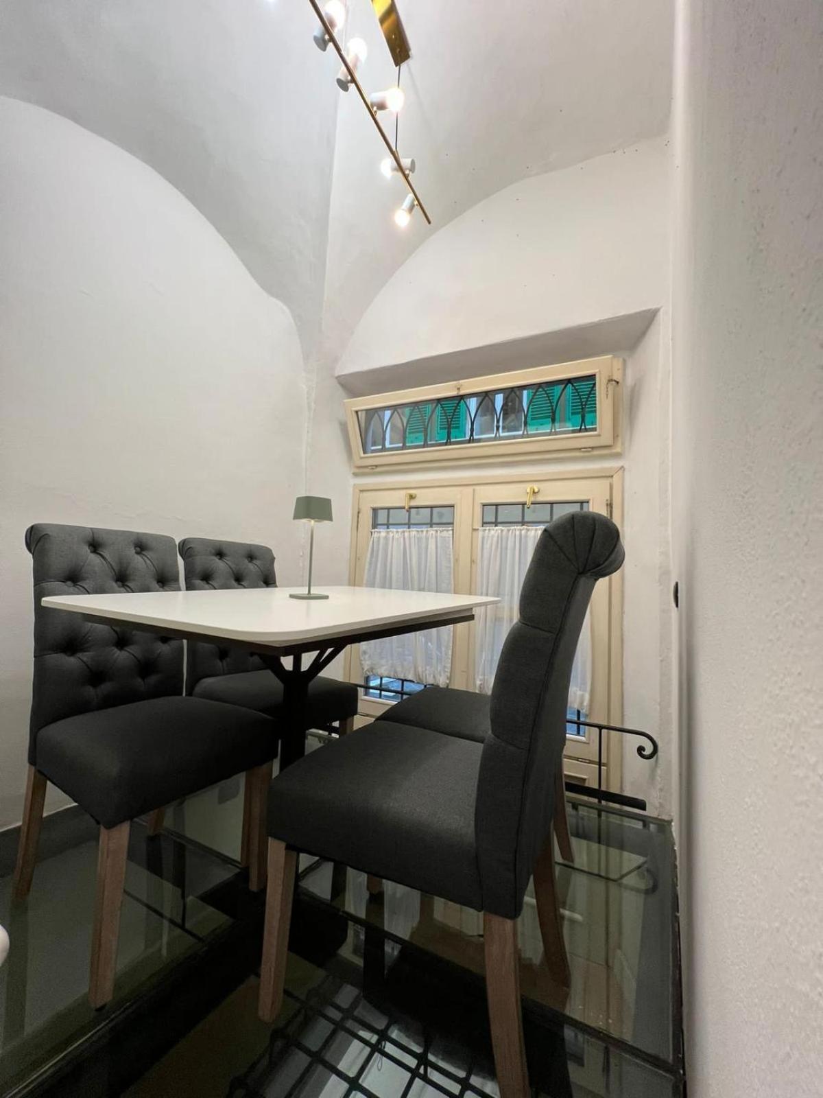 Elegant In Santo Spirito's Heart Apartment Florenz